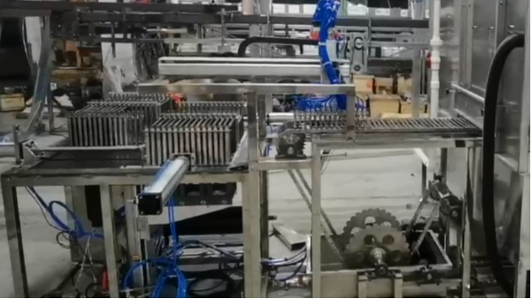 量身定制款鋼鋸條全自動抓取上下料2涂2烤噴漆烘烤流水線（帶自動翻面，自動清洗功能））