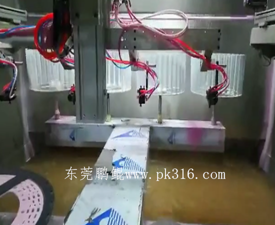 卷發(fā)器四槍六軸噴涂機(jī)械2